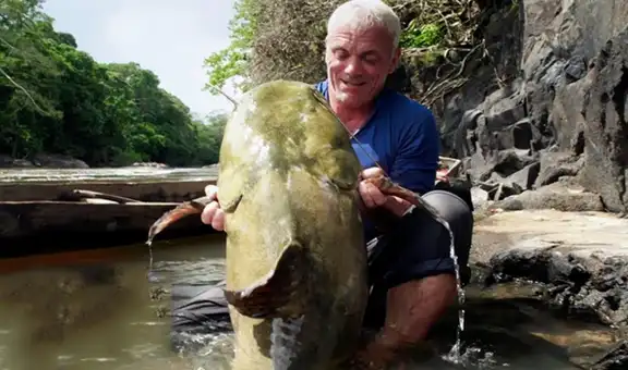 Osado pescador entra al río y atrapa enorme pez con espeluznante apariencia