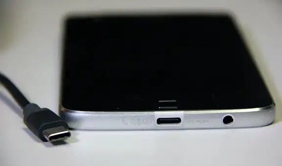 ¿Cómo limpiar correctamente el puerto de carga de tu teléfono?