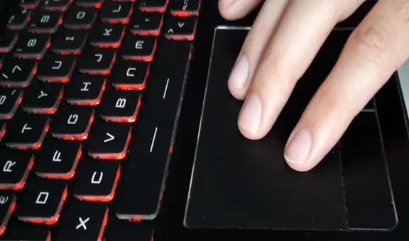 ¿Qué sucede si tocas el touchpad de tu laptop con 2 o 3 dedos?