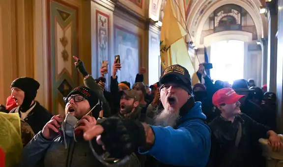 Demócratas exhiben crudas imágenes de asalto al Capitolio en juicio a Trump