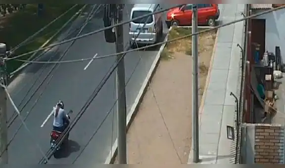 Joven que revisaba su celular choca su motocicleta con miniván en Surco