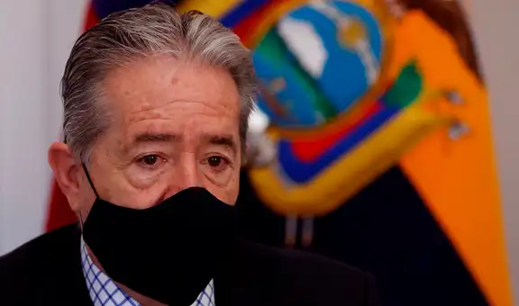 Ecuador: exministro de Salud se va del país tras escándalo por vacunación