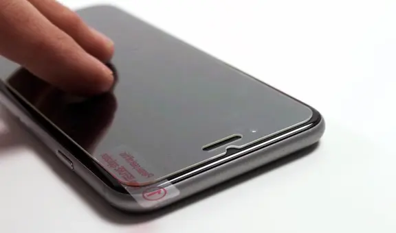 Plástico o cristal: ¿qué protector de pantalla es mejor para tu teléfono?