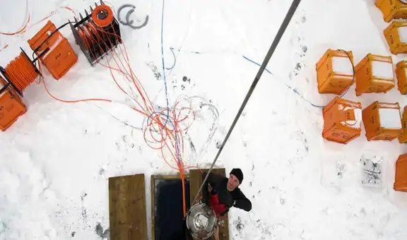 Rusia: sumergen inmenso telescopio para explorar los misterios del universo