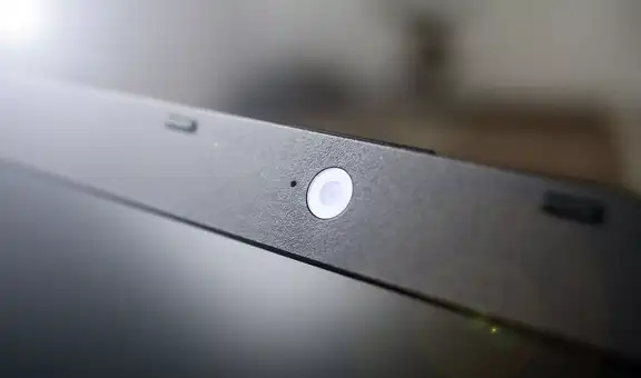 ¿Cómo desactivar el micrófono y la cámara de tu laptop?