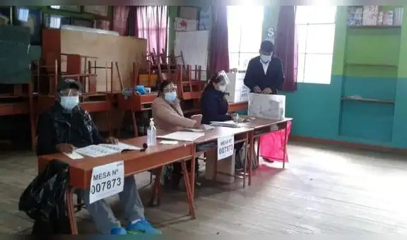 Arequipa: gobernador regional y alcalde provincial acuden a sufragar  
