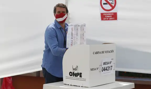 Rafael Santos vota sin problemas y reparte galletas en forma de lagarto