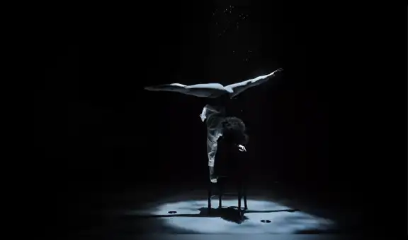 Bailarina realiza espectacular performance de Tango argentino bajo el agua