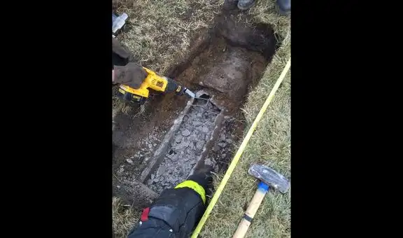 Bomberos italianos rescatan a perro atrapado en drenaje de aguas residuales