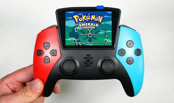 Crean consola con forma de mando de PS5 que corre juegos de GameBoy y Arcade
