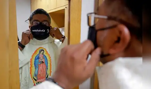 ‘Padre Cheke’, el sacerdote que arrasa en TikTok con sus cómicas escenas