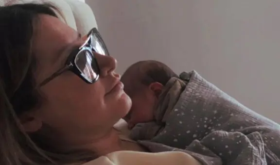 Ashley Tisdale comparte las primeras fotos de su hija recién nacida