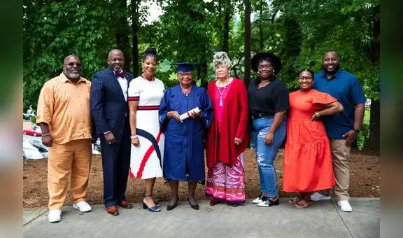 Bisabuela se gradúa de la universidad a los 78 años