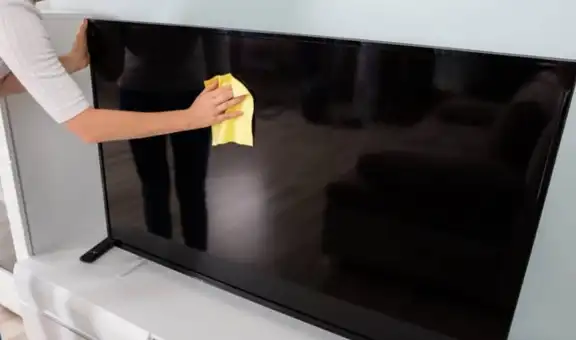 ¿Cómo limpiar la pantalla de tu televisor sin hacerle rayaduras?