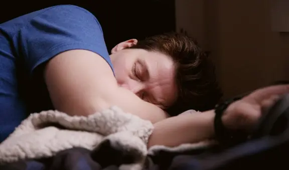 ¿Por qué razón Google te recomienda que dejes de usar tu teléfono antes de dormir? Descúbrelo