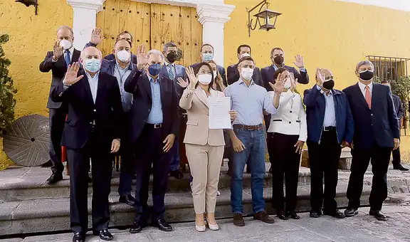 Keiko Fujimori jura por la democracia y se reúne con evangélicos