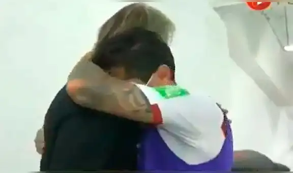 Gianluca Lapadula y el abrazo interminable con Gareca tras la victoria de Perú ante Ecuador