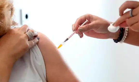 Noruega: algunas mujeres reportan ‘crecimiento’ de seno tras vacuna de Pfizer