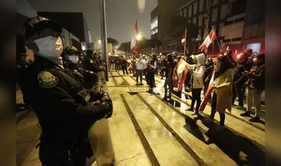 Simpatizantes de Keiko realizaron plantón en los exteriores de la casa del fiscal Domingo Pérez