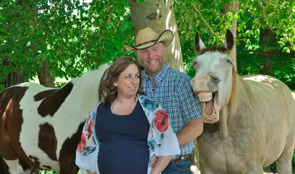 Pareja realiza sesión de fotos por maternidad, pero caballo les ‘roba’ el espectáculo