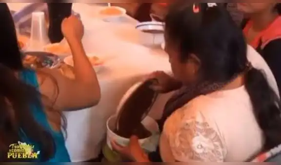Invitada se lleva el pollo y todo el mole de una fiesta familiar en su propio envase