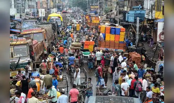 India: de las cremaciones y muertos en las calles a las compras a tope en mercados 