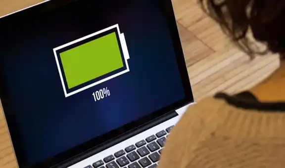 ¿Por qué no se recomienda mantener la laptop conectada a la corriente?