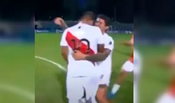Lapadula abraza a Cueva después del penal de Trauco para la clasificación a semifinales