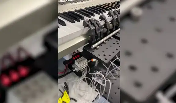 Crean robot con memoria RAM que funciona con aire y puede tocar el piano delicadamente