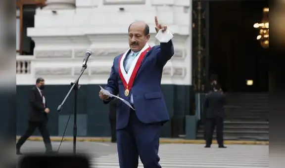 Somos Perú: Congresista Héctor Valer renuncia a su bancada