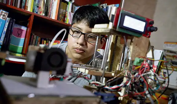 Niño de 13 años crea una impresora 3D con cajas de frutas