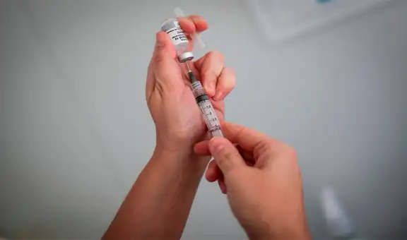No hay evidencias que respalden aplicación de tercera dosis, afirman científicos