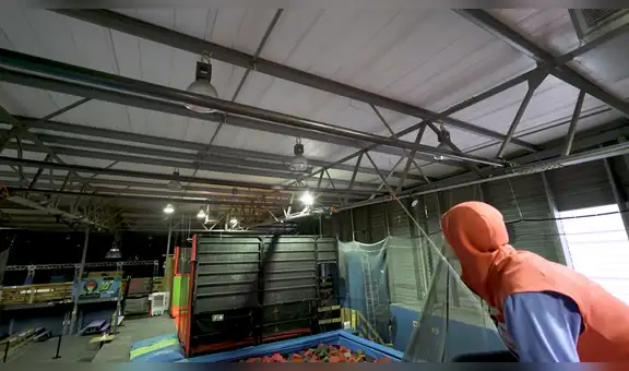 Ingeniero crea un lanza telaraña que le permite columpiarse como Spider-Man