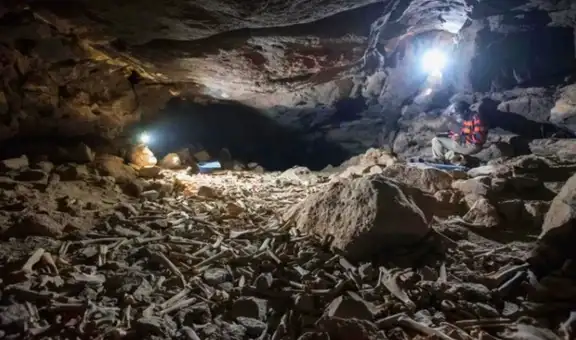Descubren una gigantesca y espantosa guarida de huesos en una cueva de Arabia Saudita