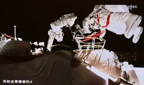 Astronautas chinos hacen caminata espacial y la transmiten por televisión pública