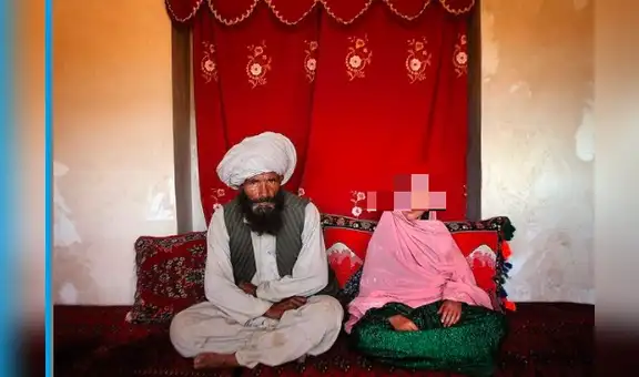 La niña afgana que posó junto a un pedófilo 30 años mayor con quien fue obligada a casarse