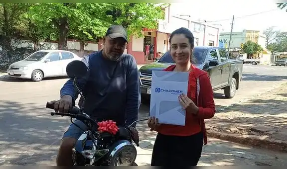 Su padrastro le pagó los estudios arreglando zapatos y ella le regala una moto en agradecimiento