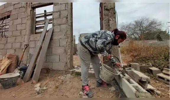Madre aprende albañilería y construye casa propia para sus cuatro hijos
