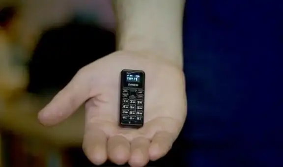 El celular más pequeño del mundo pesa menos de 14 gramos y sirve para cualquier emergencia