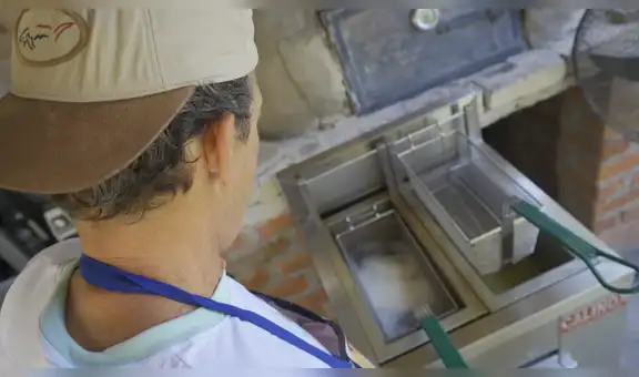 El ‘Tío Lenguado’ muestra con orgullo su freidora industrial