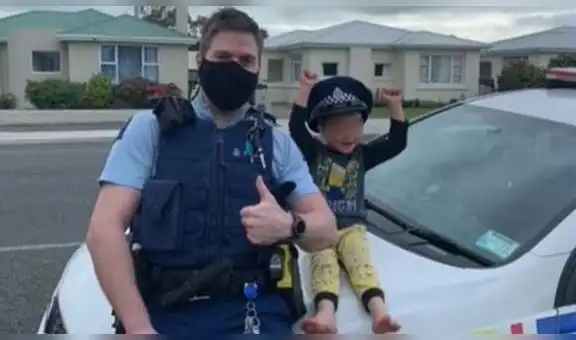 Niño de cuatro años llama a línea de emergencia para regalar sus juguetes a policías