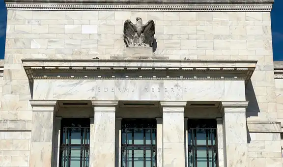 La Fed mantiene las tasas de referencia entre 0 y 0,25%, pero planea subirlas “pronto”