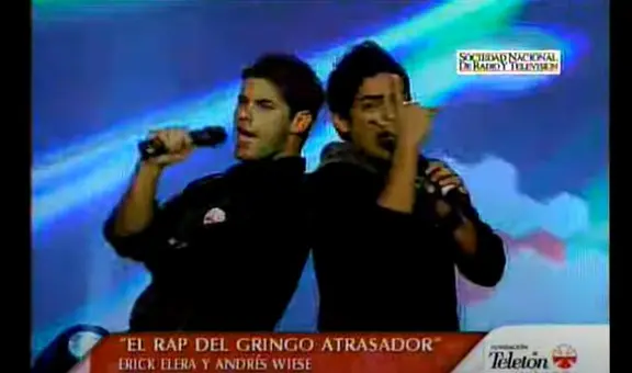 Al fondo hay sitio: Erick Elera y Andrés Wiese cantando “El rap del gringo atrasador” en vivo
