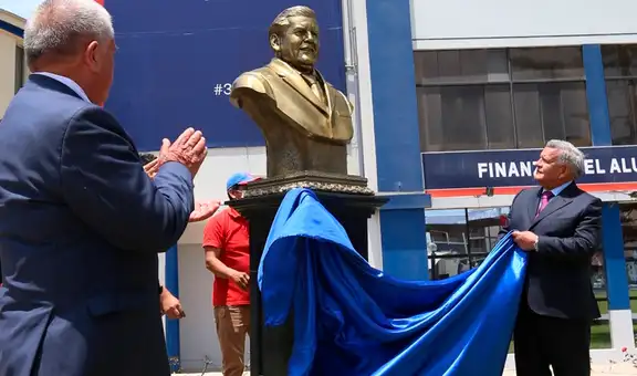 Develan estatua de César Acuña y usuarios reaccionan con sus comentarios