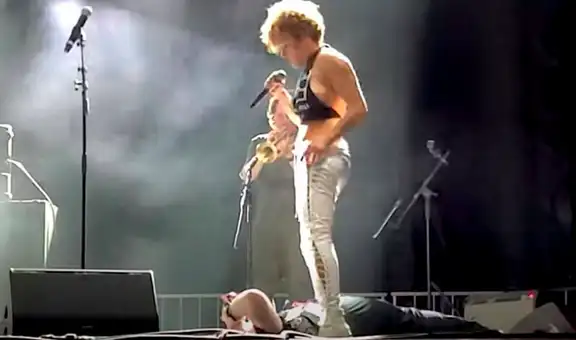 Cantante de rock se orina sobre un fanático en el escenario durante festival en EE. UU.