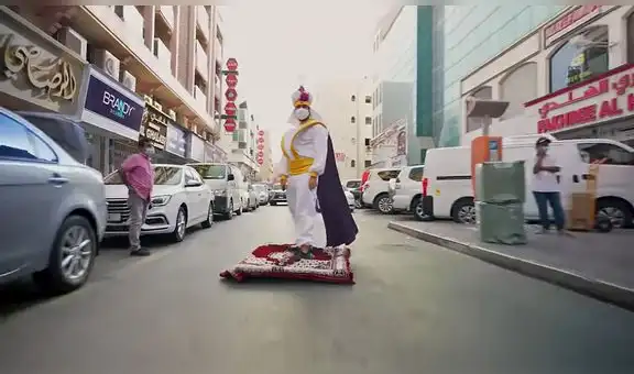Joven se disfraza de Aladdín y pasea por las calles de Dubai sobre alfombra ‘voladora’