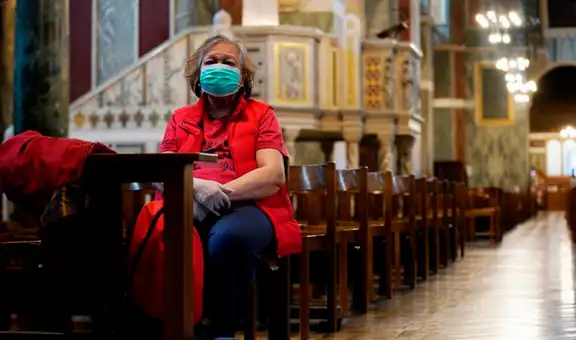 Adulta mayor va a misa cada domingo para salir en TV y que su hijo la vea desde el extranjero