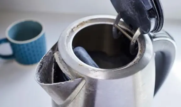 ¿Sarro en la tetera? Descubre 3 sencillos trucos para eliminarlo de tu cocina