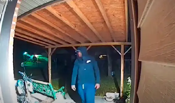 Ladrón intenta llevarse una moto, pero sale huyendo al escuchar la voz del dueño