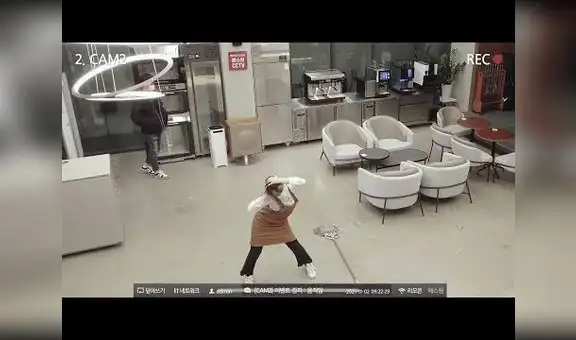 Joven es sorprendida por su jefe mientras baila K-pop en el trabajo